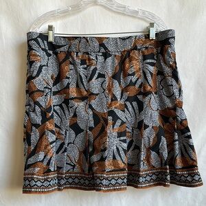 Chico’s stylish black, white, and rust print skort, size 2.5 (14)